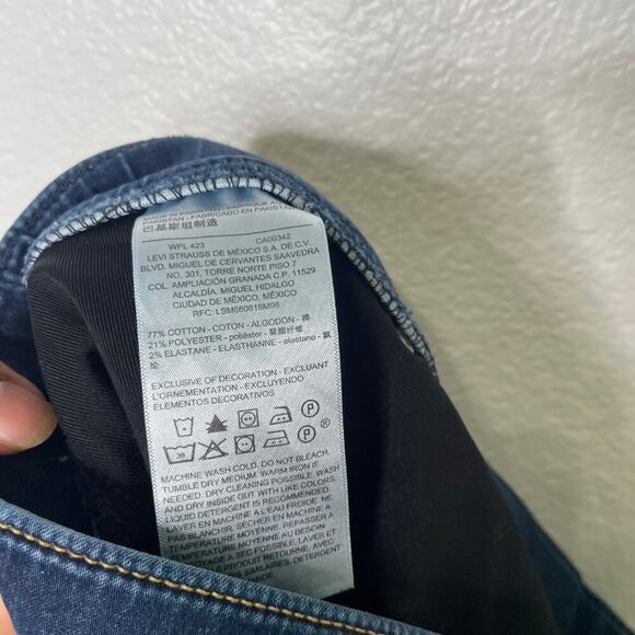 Signature Levis Womens Jeans Size 30 Blue Totally Shaping Pull On Skinny Leg - Picture 4 of 15